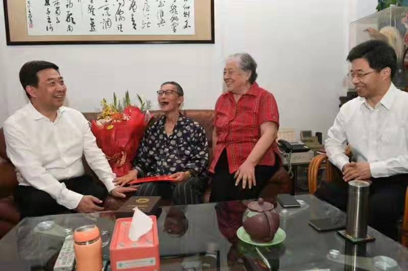 市委書記汪泉(左一)到全國(guó)勞模、常柴公司退休老領(lǐng)導(dǎo)汪志鈞家中探望.jpg